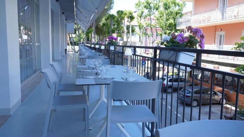 Lively Hotel - Teras