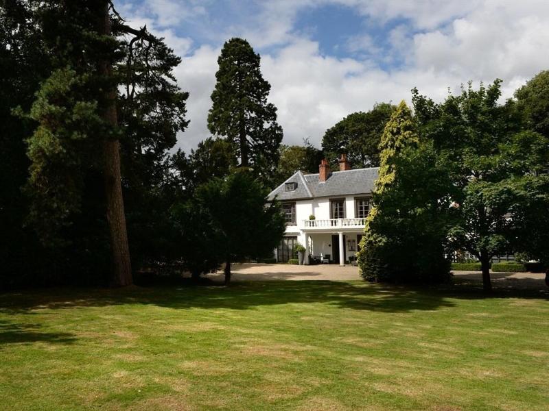 Satis House - Genel