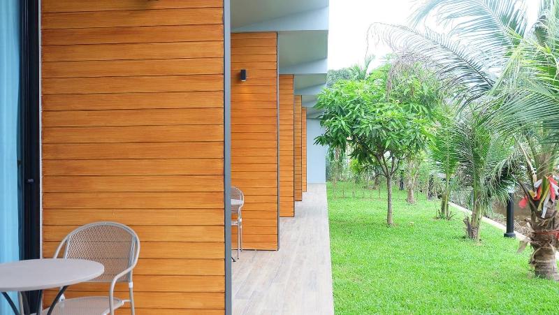 Phumi Resort by ZUZU - Teras