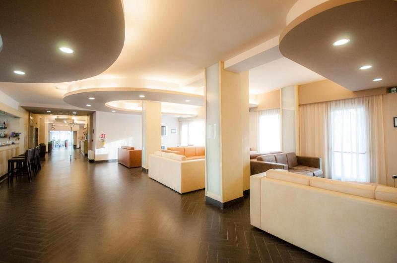 Bns Hotel Francisco - Lobi