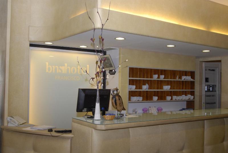 Bns Hotel Francisco - Lobi