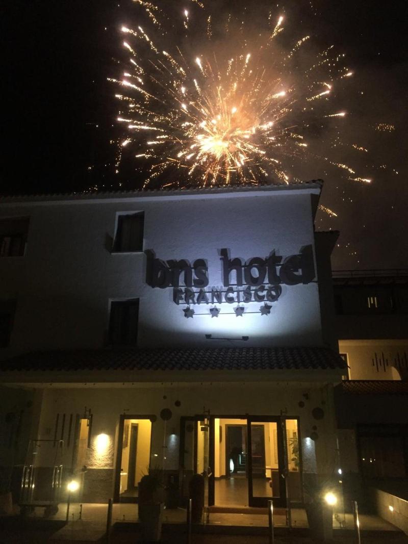 Bns Hotel Francisco - Teras