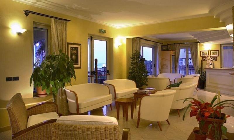 Lion's Hotel - Lobi
