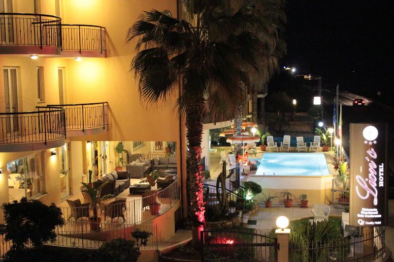 Lion's Hotel - Genel