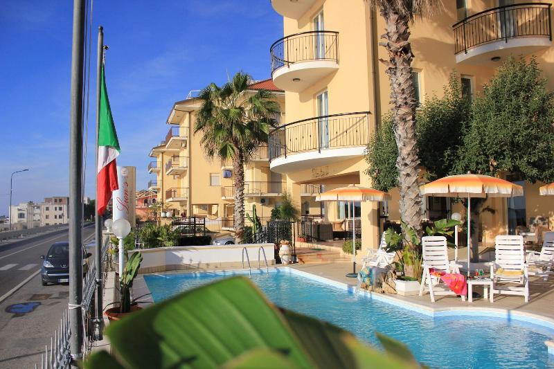 Lion's Hotel - Genel