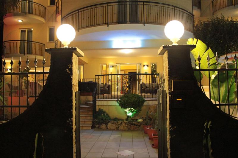 Lion's Hotel - Genel