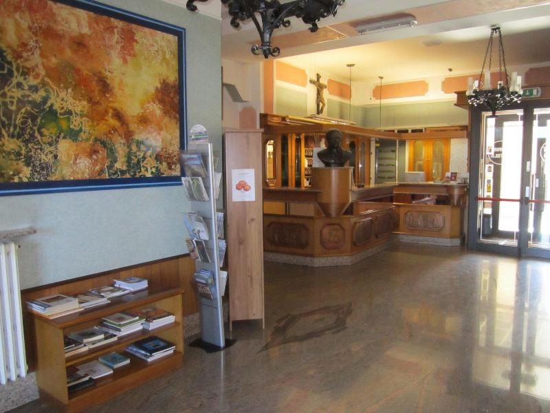 Tourist Hotel - Lobi