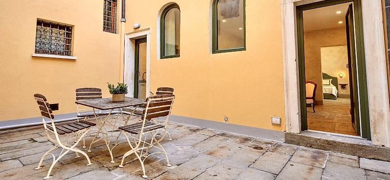Palazzo Mantua Benavides Suites And Apartments - Oda