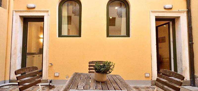 Palazzo Mantua Benavides Suites And Apartments - Oda
