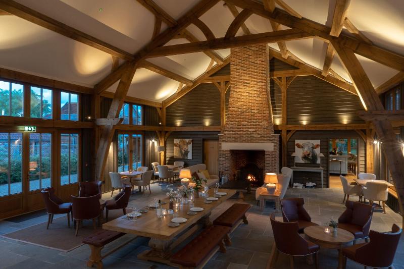 Retreat East - Lobi