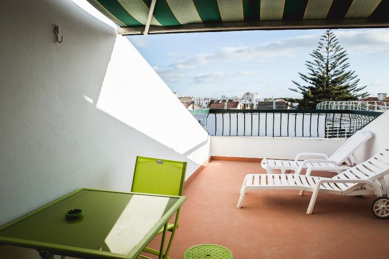 Help Yourself Hostels Carcavelos Coast - Teras