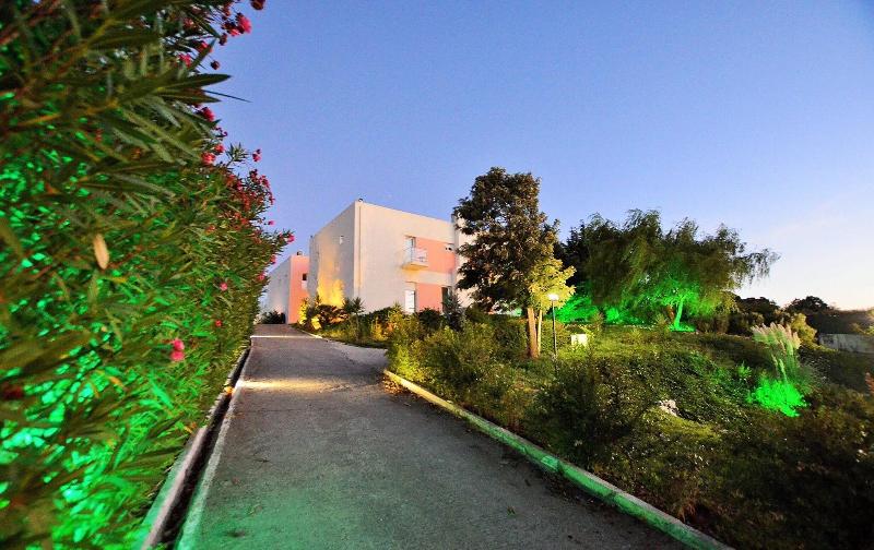 HILLTOP OASIS - Lisbon Lux Oeiras Resorts - Oda