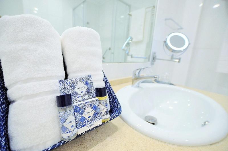 HILLTOP OASIS - Lisbon Lux Oeiras Resorts - Oda