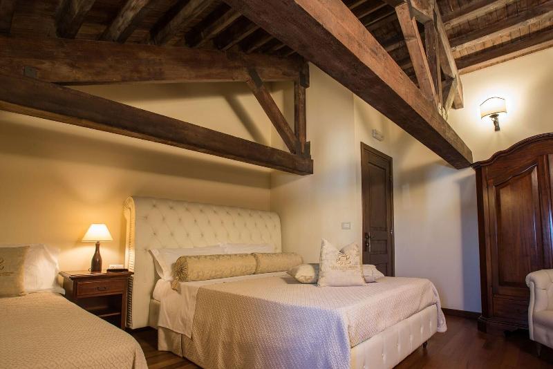 Castello Castriota Scanderbeg Suites De Charme - Oda