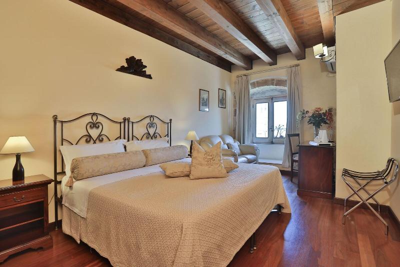 Castello Castriota Scanderbeg Suites De Charme - Oda