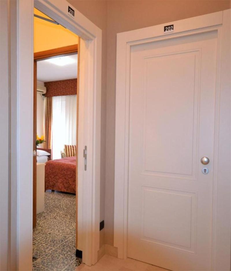 Gold Hotel - Lobi