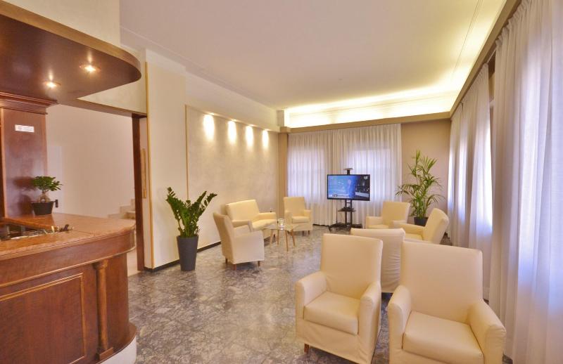 Gold Hotel - Lobi
