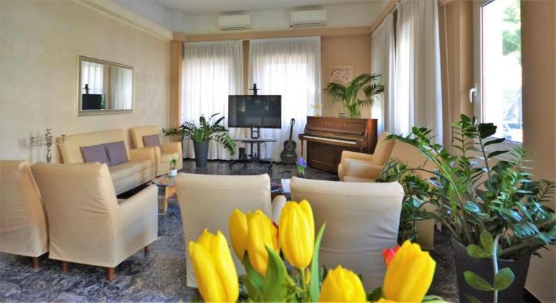 Gold Hotel - Lobi