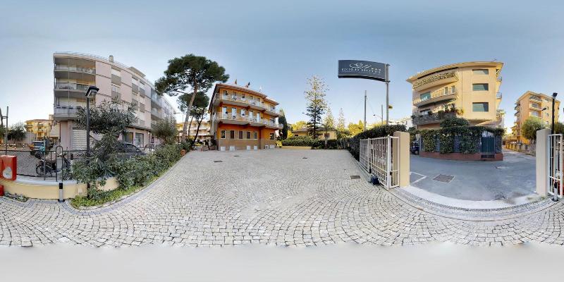 Gold Hotel - Genel