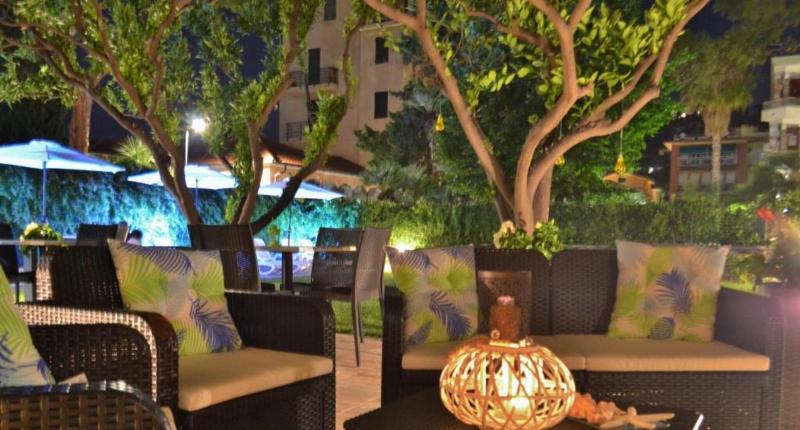 Gold Hotel - Teras