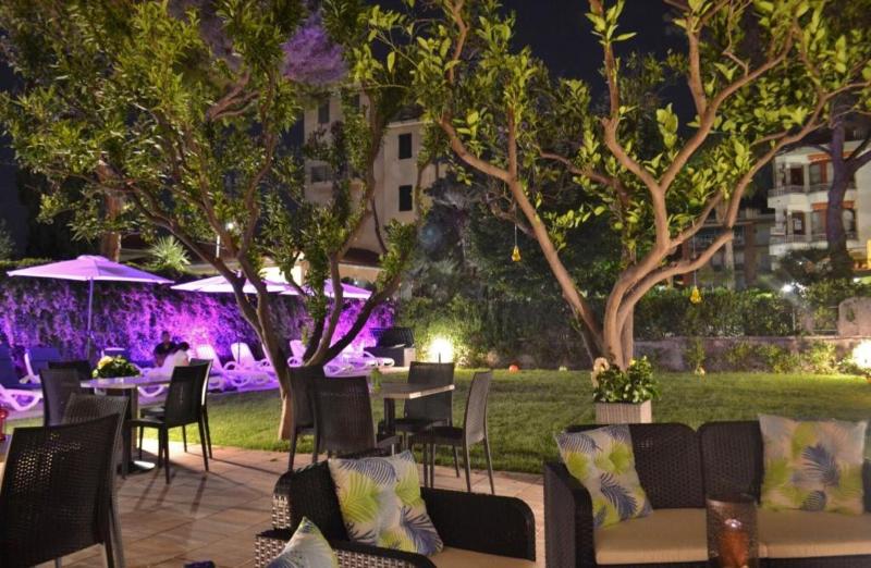 Gold Hotel - Teras
