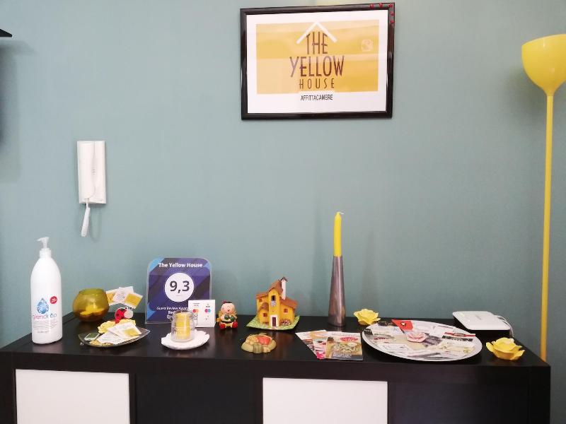 The Yellow House - Lobi