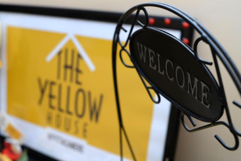 The Yellow House - Lobi