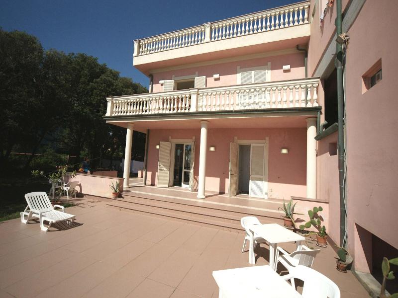 Happy Hotel - Genel