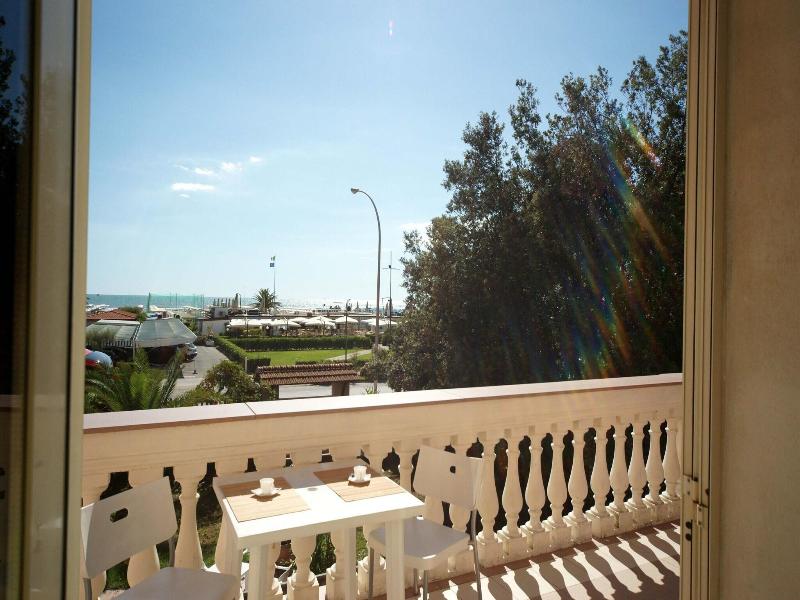 Happy Hotel - Teras
