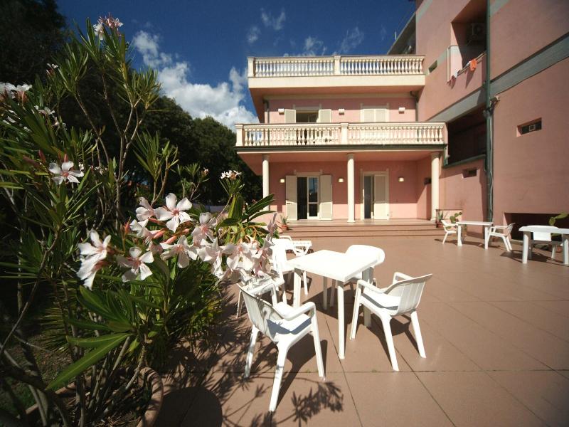 Happy Hotel - Teras
