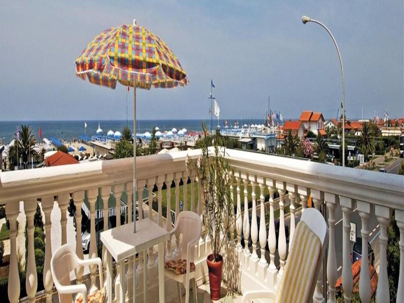 Happy Hotel - Teras