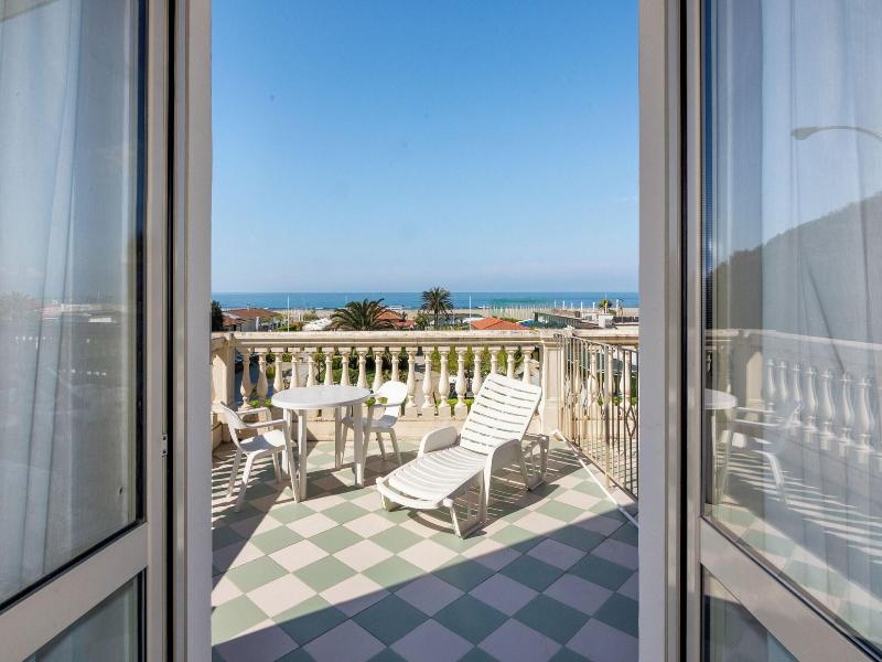 Happy Hotel - Teras
