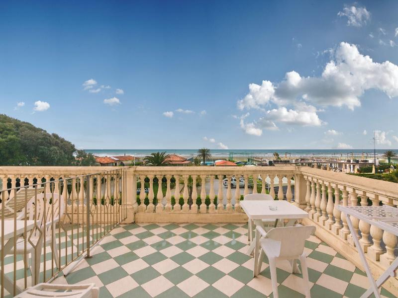 Happy Hotel - Teras