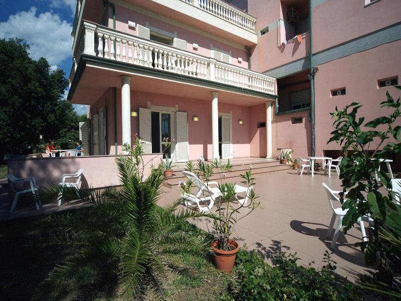 Happy Hotel - Teras