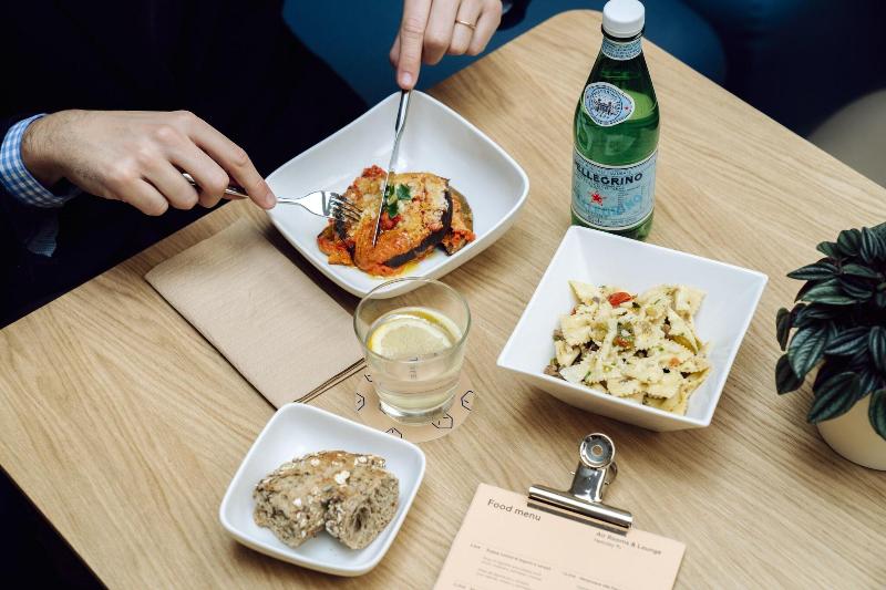HelloSky Air Rooms & Lounge - Restoran