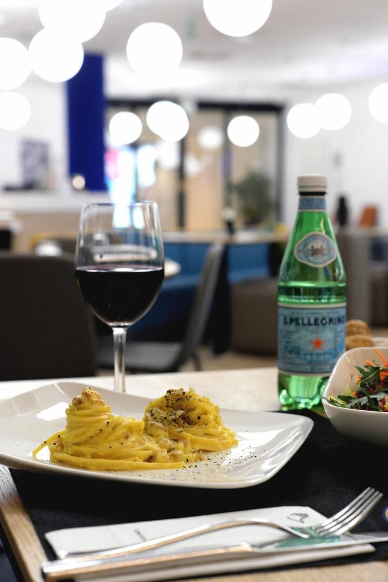 HelloSky Air Rooms & Lounge - Restoran