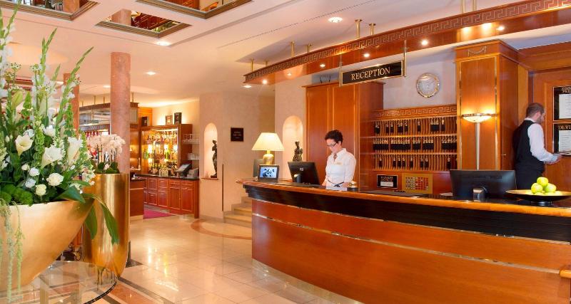 Victor's Residenz-Hotel Schloss Berg - Lobi