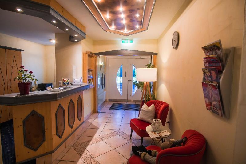 Hotel Waldeck Garni - Lobi