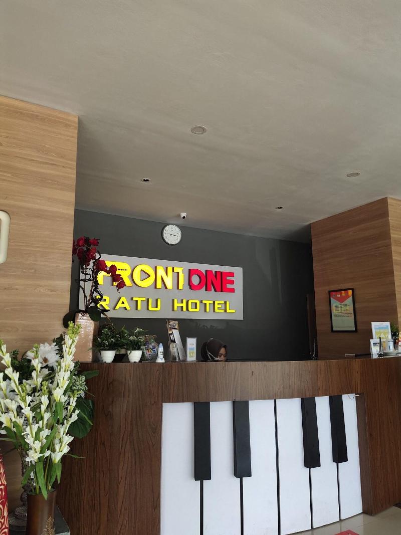 Front One Hotel Nganjuk - Lobi