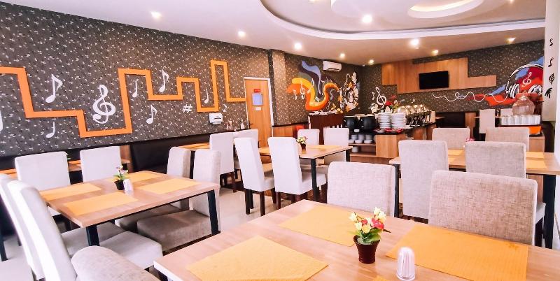 Front One Hotel Nganjuk - Restoran