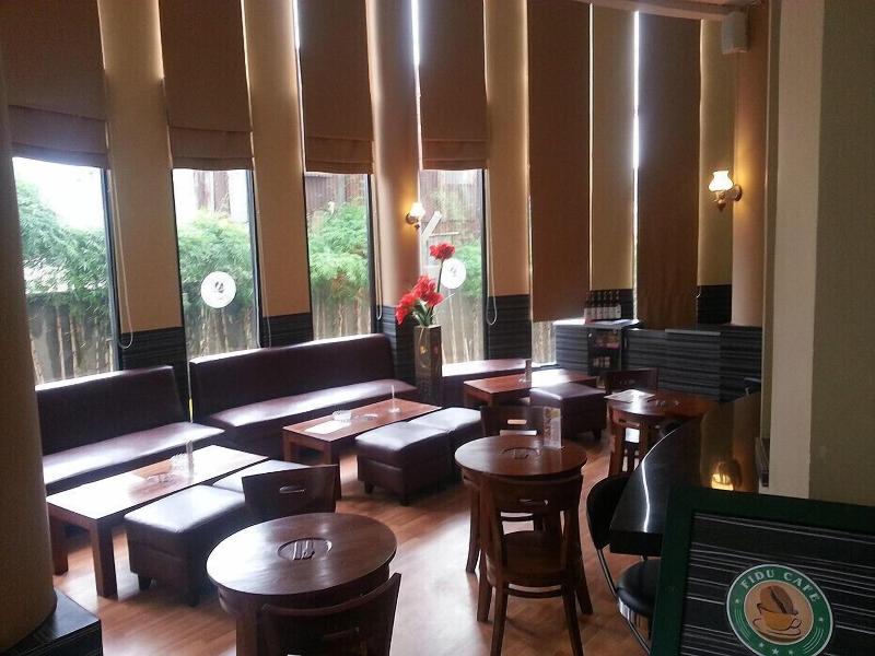 Super Oyo Townhouse Oak Hotel Fiducia Serpong - Bar