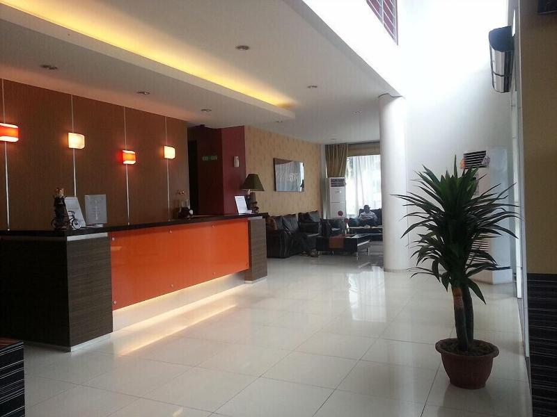 Super Oyo Townhouse Oak Hotel Fiducia Serpong - Lobi