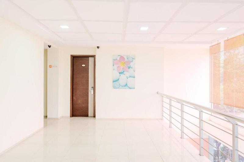 Super Oyo Townhouse Oak Hotel Fiducia Serpong - Lobi