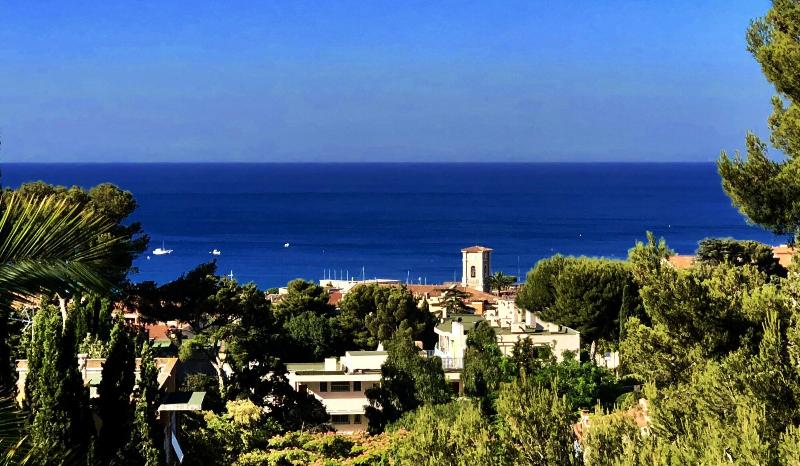The Address Cassis - Genel