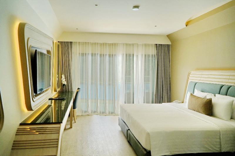 Amora Beach Resort Phuket - Oda