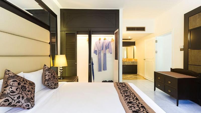 Amora Beach Resort Phuket - Oda