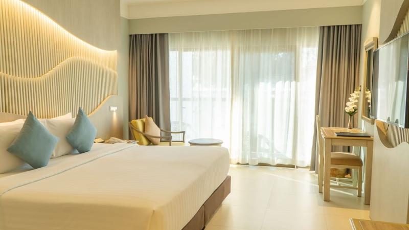 Amora Beach Resort Phuket - Oda