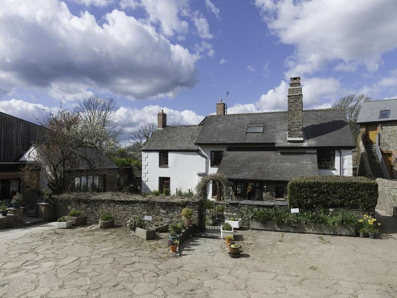 Burton Farmhouse - Genel