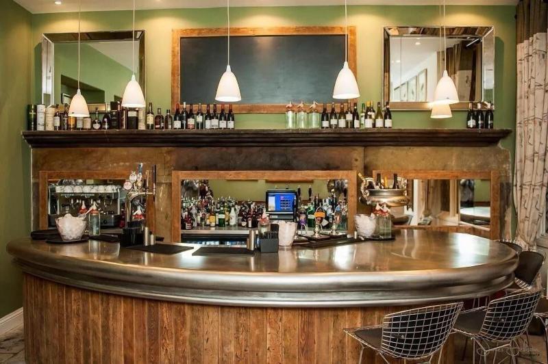 Falcon Manor Hotel - Bar