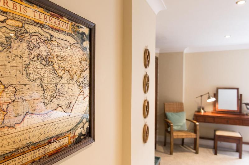 Darwin's Townhouse - Oda